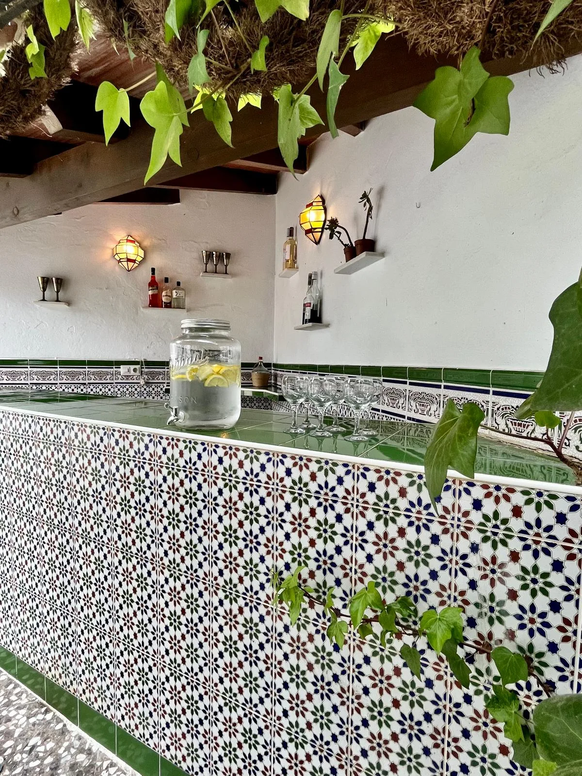 Spaanse binnentuin met bar